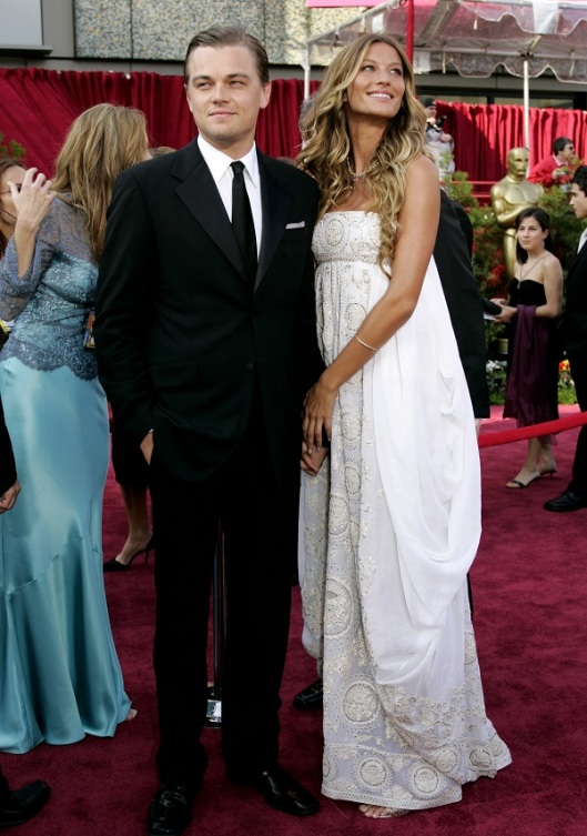 - PHOTO TAKEN 27FEB05 - Oscar nominee Leonardo DiCaprio (L) and model Gisele Bundchen arrive for the..